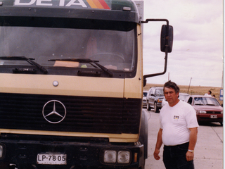 Don Pedro Gallardo junto a su camión