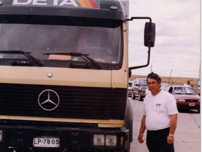 Don Pedro Gallardo junto a su camión