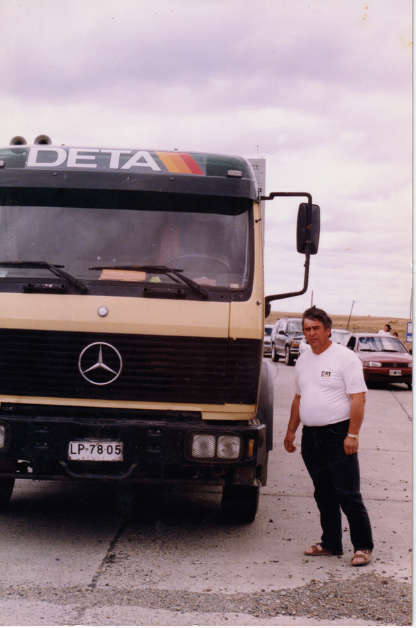 Don Pedro Gallardo junto a su camión