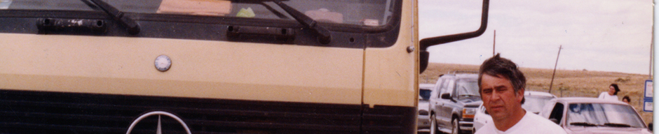 Don Pedro Gallardo junto a su camión