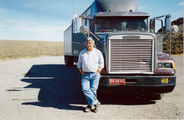 Pedro Gallardo junto a su camión