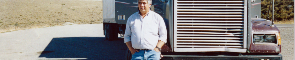 Pedro Gallardo junto a su camión