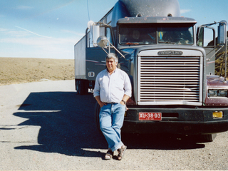 Pedro Gallardo junto a su camión