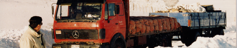 Pedro Gallardo junto a su camión rojo