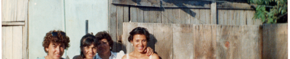 Posando en el frontis de mi casa