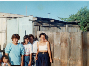 Posando en el frontis de mi casa