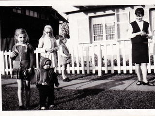 Paseo frente a la casa de Carlos Bennett