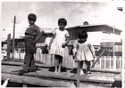 Tres niños posando