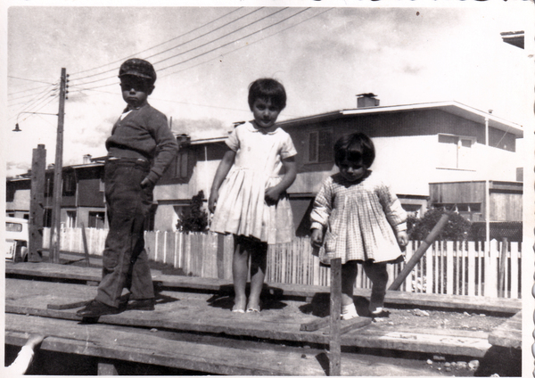 Tres niños posando