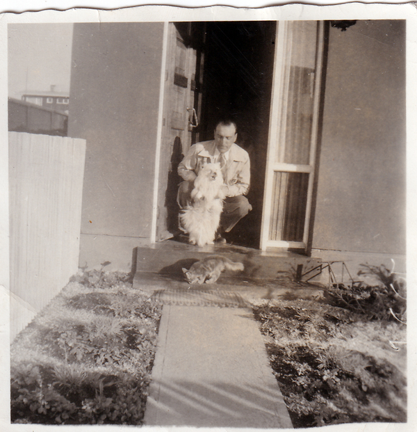Mi papá en la puerta de la casa con Jimmy