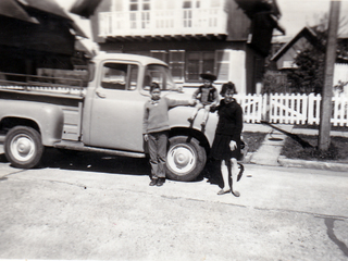Posando con la camioneta nueva de mi tío Armando