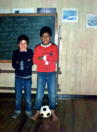 Dos estudiantes en la sala de clases