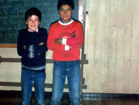 Dos estudiantes en la sala de clases