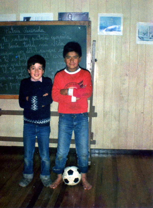 Dos estudiantes en la sala de clases