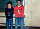 Dos estudiantes en la sala de clases