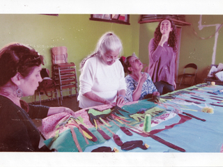 Elaborando la arpillera histórica de las Arpilleristas de Angachilla