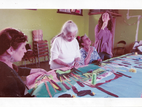 Elaborando la arpillera histórica de las Arpilleristas de Angachilla