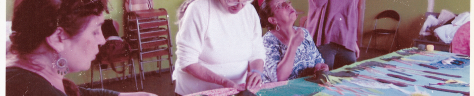 Elaborando la arpillera histórica de las Arpilleristas de Angachilla