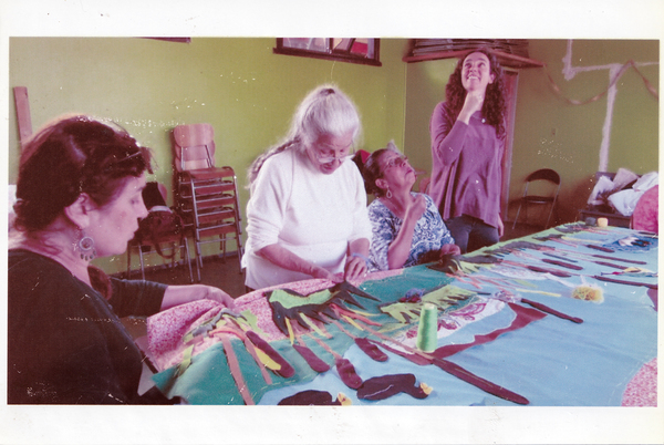 Elaborando la arpillera histórica de las Arpilleristas de Angachilla