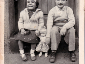 Hermanos visitando a su abuelita