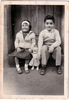 Hermanos visitando a su abuelita