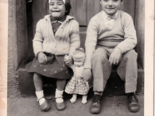 Hermanos visitando a su abuelita
