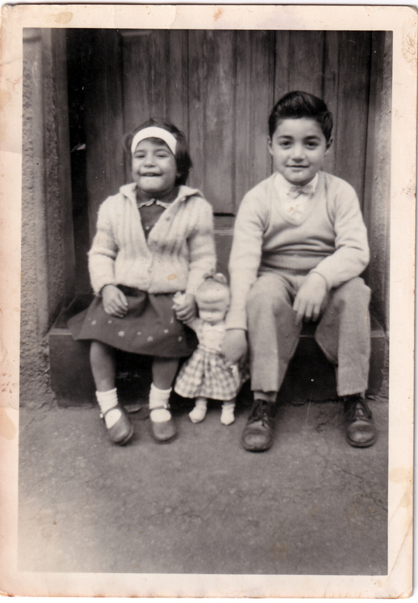 Hermanos visitando a su abuelita
