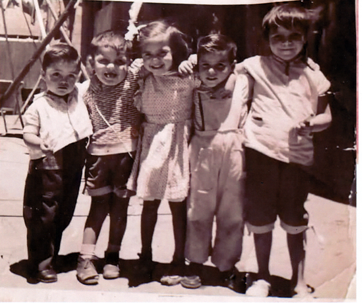 Fotografía de cinco primos en su niñez Fotografía de cinco primos en su niñez