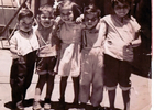 Fotografía de cinco primos en su niñez