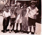 Fotografía de cinco primos en su niñez