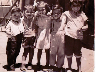 Fotografía de cinco primos en su niñez