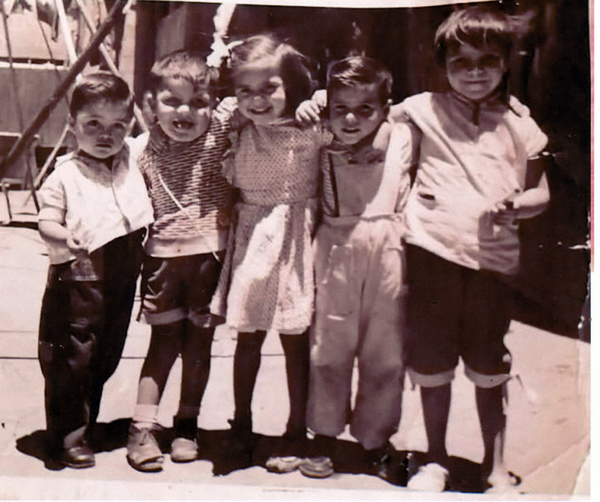 Fotografía de cinco primos en su niñez