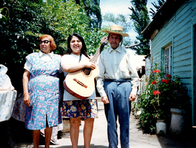 Paola junto a la cantora Catemina Teresa Vargas