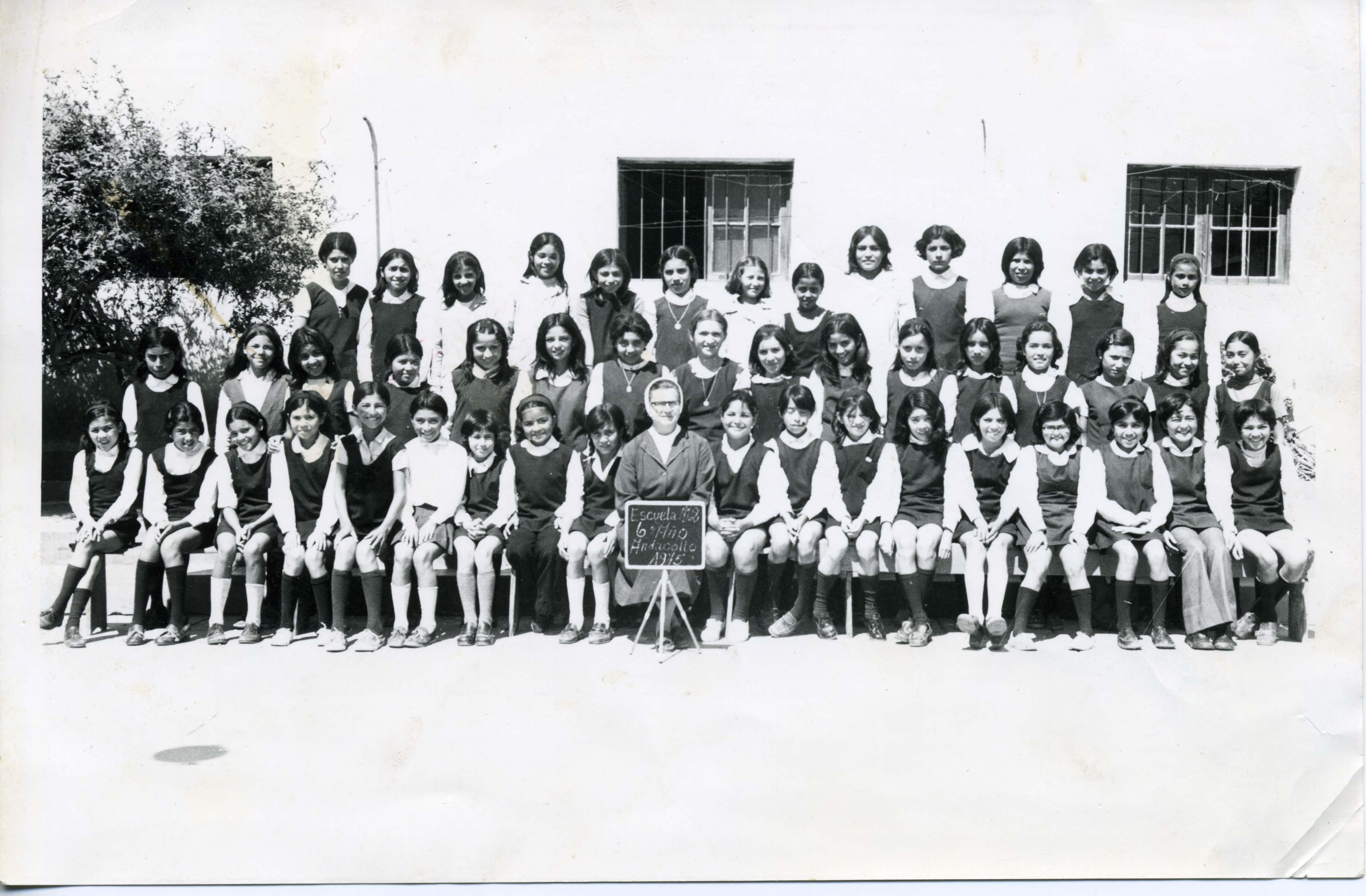 Alumnas de la Escuela N° 2 Alumnas de la Escuela N° 2