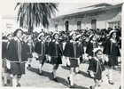 Desfile de alumnas de la Escuela N° 2