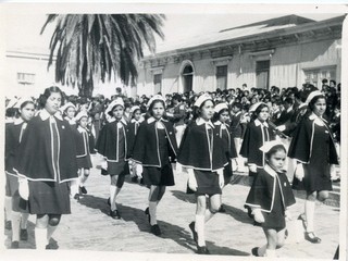 Desfile de alumnas de la Escuela N° 2