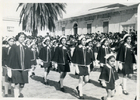 Desfile de alumnas de la Escuela N° 2