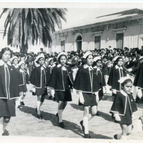 Desfile de alumnas de la Escuela N° 2