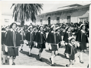 Desfile de alumnas de la Escuela N° 2