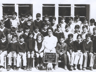 Alumnos de la Escuela N° 10 junto a su profesora