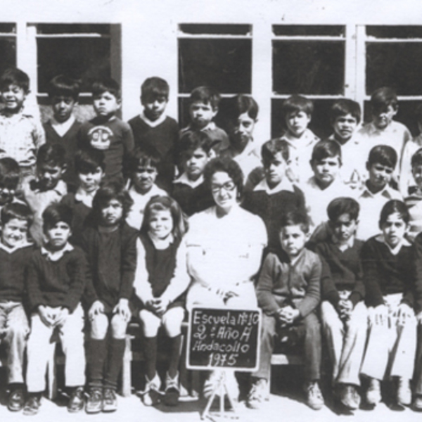 Alumnos de la Escuela N° 10 junto a su profesora