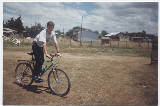 Joven en bicicleta Joven en bicicleta