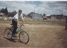 Joven en bicicleta Joven en bicicleta