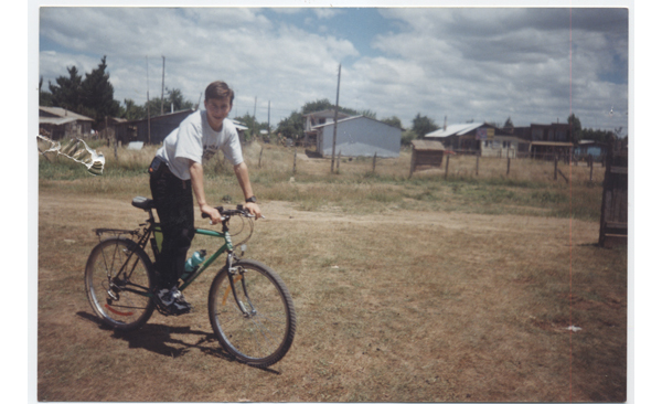 Joven en bicicleta Joven en bicicleta