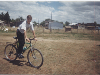 Joven en bicicleta Joven en bicicleta