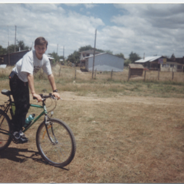 Joven en bicicleta