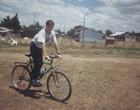 Joven en bicicleta Joven en bicicleta