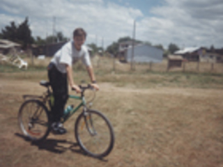 Joven en bicicleta Joven en bicicleta