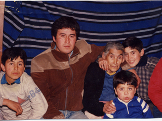 Abuela y nietos Abuela y nietos