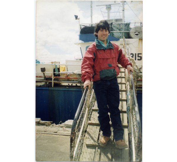 Joven en un barco Joven en un barco
